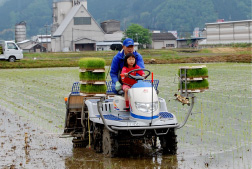 親子で田植体験ツアー